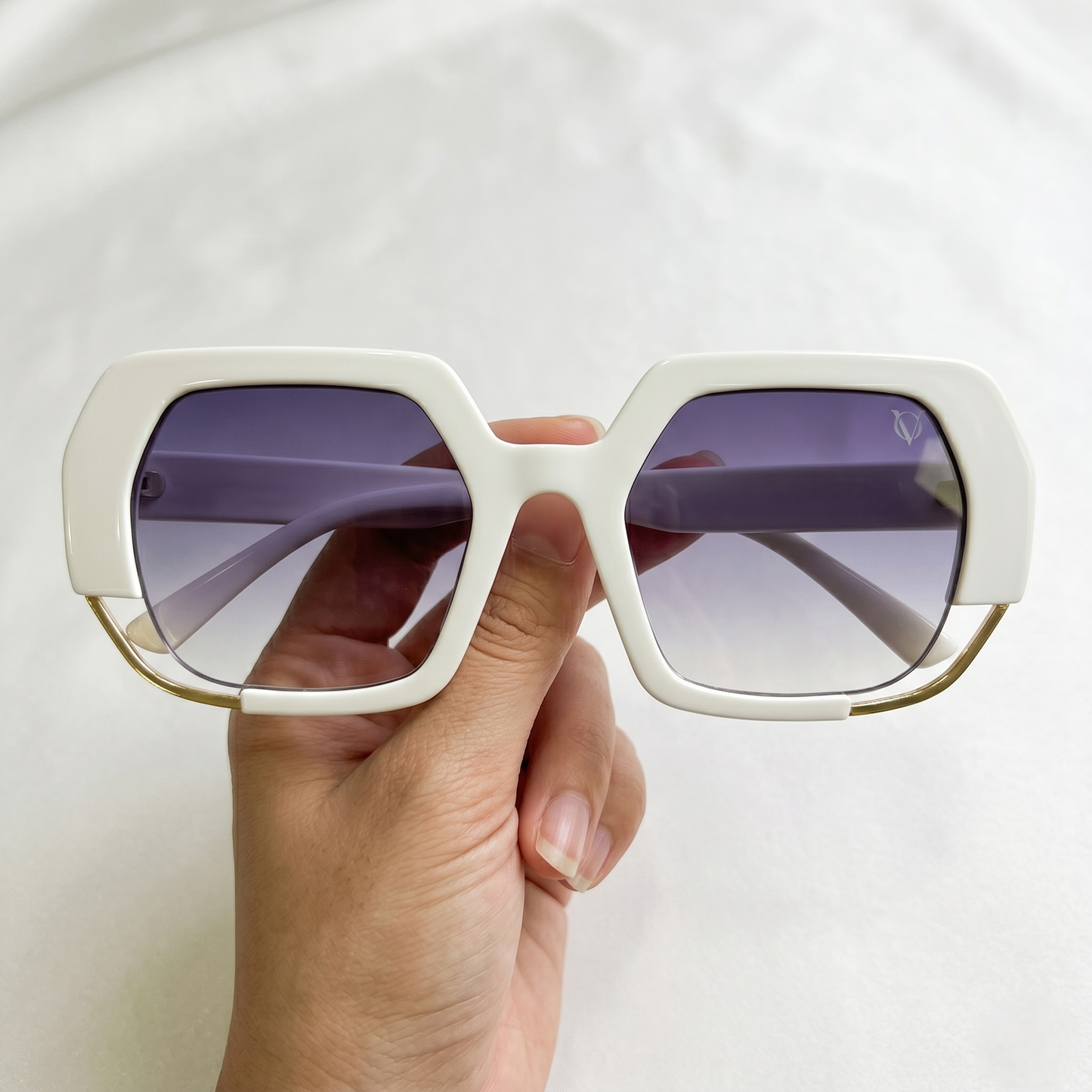 Luxe Horizon (Women Sunglasses 5698) White